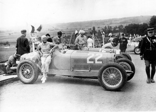 Illustration for article titled The Former Cabaret Dancer Who Became 'The Bugatti Queen' And The Fastest Woman Alive